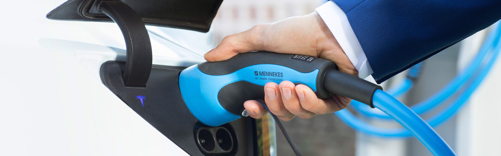 MENNEKES Ladekabel lädt ein Elektroauto